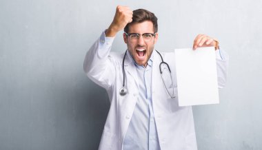 Yakışıklı genç doktor adam boş sayfa tutan gri grunge duvarın üzerinden sözleşme ile öfke, çılgın ve yükseltilmiş eliyle diye bağıran rahatsız ve hayal kırıklığına uğramış öfke kavramı bağırarak
