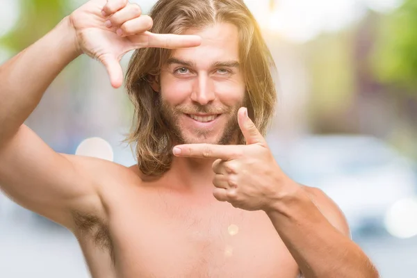 Homem Sem Camisa Bonito Jovem Com Cabelos Longos Mostrando Corpo — Fotografia de Stock