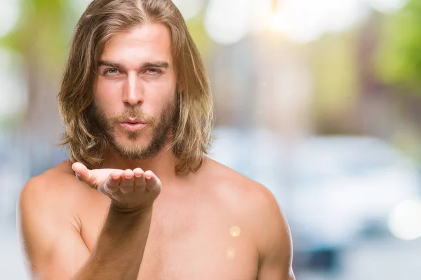 Joven Hombre Guapo Sin Camisa Con Pelo Largo Que Muestra — Foto de Stock