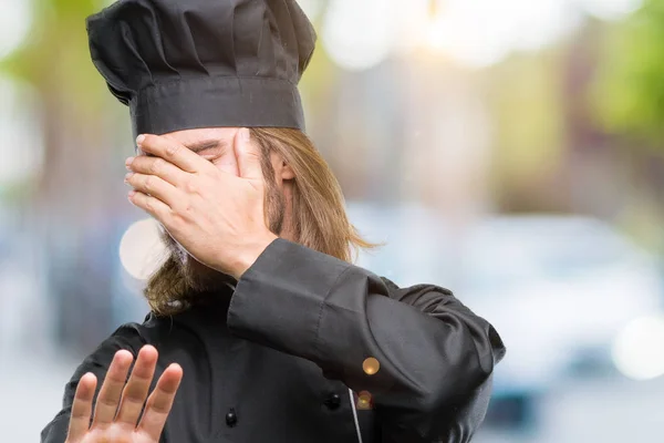 Junger Gutaussehender Koch Mit Langen Haaren Vor Isoliertem Hintergrund Der — Stockfoto