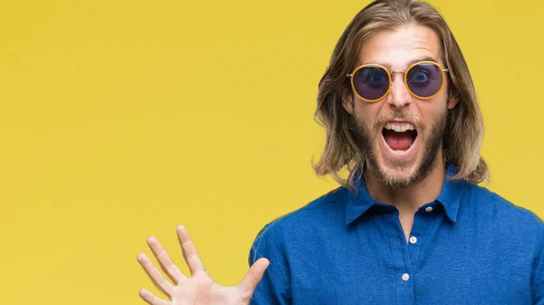 Homem Bonito Jovem Com Cabelos Longos Usando Óculos Sol Sobre — Fotografia de Stock