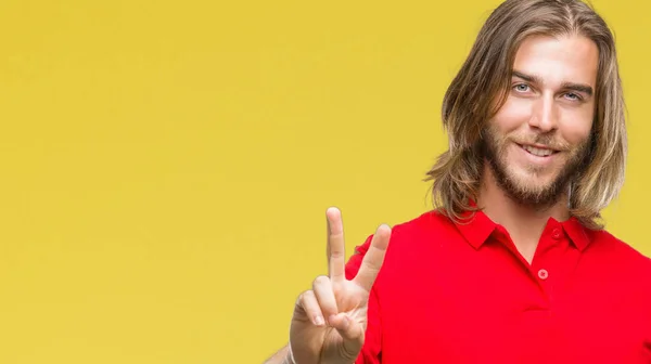 Joven Hombre Guapo Con Pelo Largo Sobre Fondo Aislado Sonriendo —  Fotos de Stock