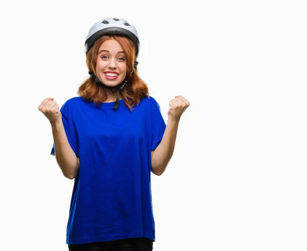 Jovem Mulher Bonita Vestindo Capacete Ciclista Sobre Fundo Isolado Celebrando — Fotografia de Stock