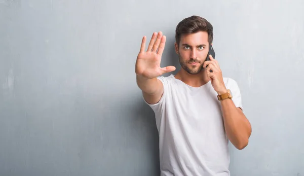 Bel Giovanotto Sopra Muro Grigio Grunge Parlando Telefono Con Mano — Foto Stock