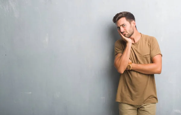 Guapo Joven Sobre Gris Pared Grunge Pensando Que Parece Cansado — Foto de Stock