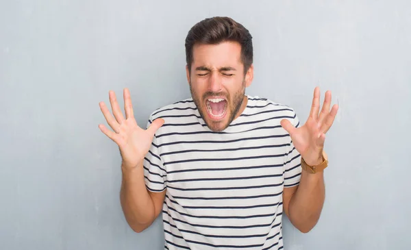 Jovem Bonito Sobre Parede Grunge Cinza Vestindo Shirt Marinha Celebrando — Fotografia de Stock