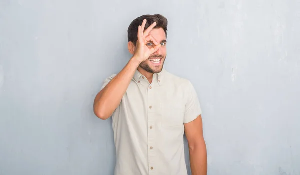 Knappe Jongeman Grijs Grunge Muur Dragen Zomer Shirt Doen Gebaar — Stockfoto