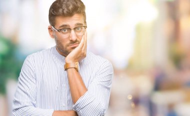 İzole arka plan düşünme seyir üzerinde genç yakışıklı adam yorgun ve sıkılmış çapraz silah depresyon sorunları ile.