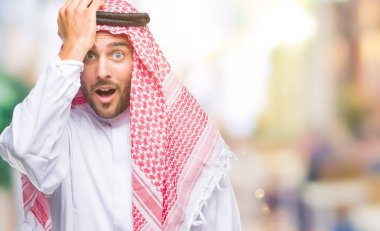 Genç yakışıklı adam giyen keffiyeh izole arka kafasına hata için el ile sürpriz üzerinde hata hatırlıyorum. Unuttum, kötü bellek kavramı.