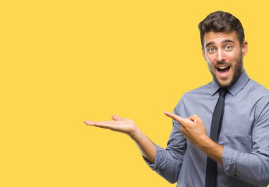 Genç yakışıklı iş adamı üzerinden hayran ve el ile sunulması ve parmak ile işaret ederken kameraya gülümseyen izole arka plan.