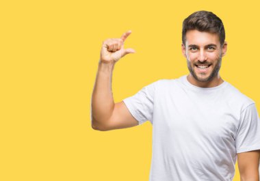 Yakışıklı genç gülümseyen izole arka plan ve süre seyir ve kamera boyutu işaret parmaklarıyla yapıyor el ile kendinden emin eller üzerinde. Ölçü kavramı.