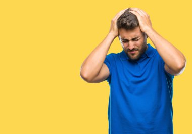 Yakışıklı delikanlı çünkü umutsuz ve stresli baş ağrısı acı izole arka plan üzerinde ağrı ve migren. Ellerini kafasına.