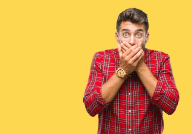 Yakışıklı delikanlı izole arka plan ağız hata için elleriyle kapsayan şok içinde. Gizli kavramı.