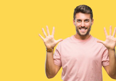 Yakışıklı delikanlı gösterilen ve parmakları ile işaret izole arka plan üzerinde kendinden emin ve mutlu gülümseyerek süre on numara.