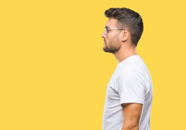 Genç yakışıklı adam gözlük izole arka tarafına, seyir üzerinde dinlenmek doğal yüz emin gülümseme ile pozuyla profili.