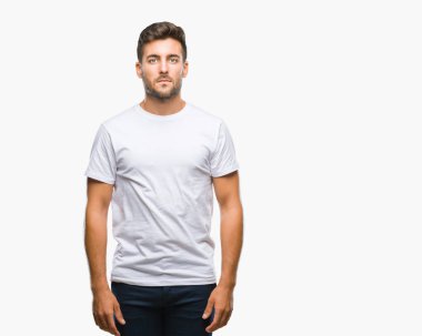 Yakışıklı delikanlı yüzünde ciddi bir ifade ile izole arka plan üzerinde. Basit ve doğal kameraya bakıyor.