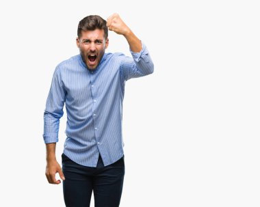 İzole arka plan öfkeli ve sinirli sinirli ve öfke ile bağırarak süre öfkeli yumruk yükselterek genç yakışıklı adam. Öfke ve agresif kavramı.