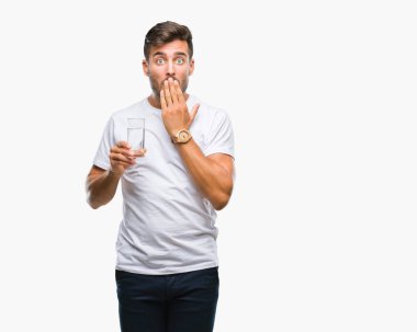 Hata, korku, sessizlik içinde gizli kavramı korkmuş ifade için utanç ile yakışıklı delikanlı izole arka kapak ağız el ile üzerinden su içme şok