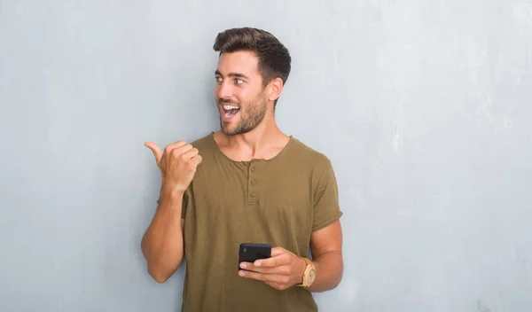 Bello Giovane Uomo Sopra Grigio Grunge Parete Sms Messaggio Utilizzando — Foto Stock