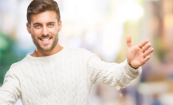 Jonge Knappe Man Winter Trui Dragen Geïsoleerde Achtergrond Kijken Naar — Stockfoto