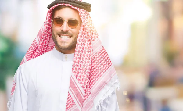 Joven Hombre Guapo Usando Keffiyeh Sobre Fondo Aislado Mirando Hacia — Foto de Stock