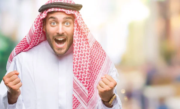 Joven Hombre Guapo Usando Keffiyeh Sobre Fondo Aislado Celebrando Sorprendido — Foto de Stock