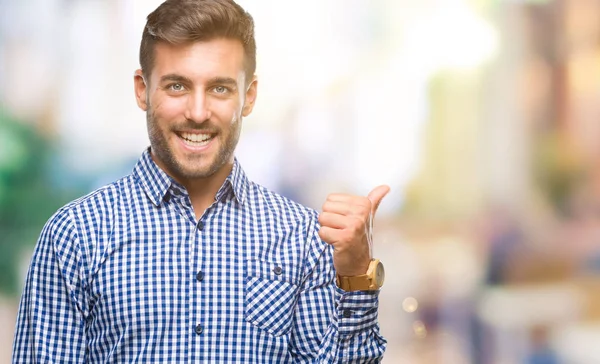 Joven Hombre Guapo Sobre Fondo Aislado Sonriendo Con Cara Feliz — Foto de Stock