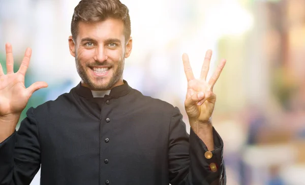 Jovem Padre Cristão Católico Sobre Fundo Isolado Mostrando Apontando Para — Fotografia de Stock