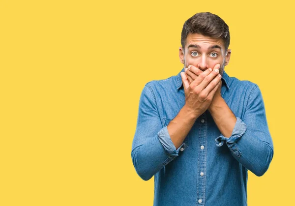 Jovem Homem Bonito Sobre Fundo Isolado Chocou Cobrindo Boca Com — Fotografia de Stock