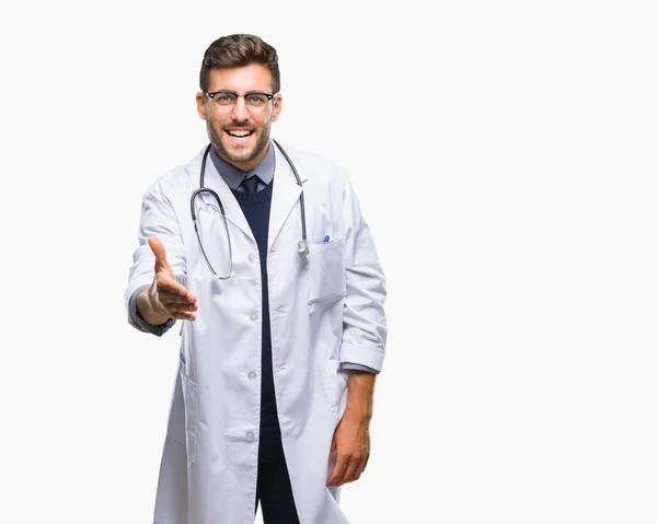 Młody Przystojny Lekarz Mężczyzna Białym Tle Uśmiechnięty Oferuje Przyjazny Uścisk — Zdjęcie stockowe
