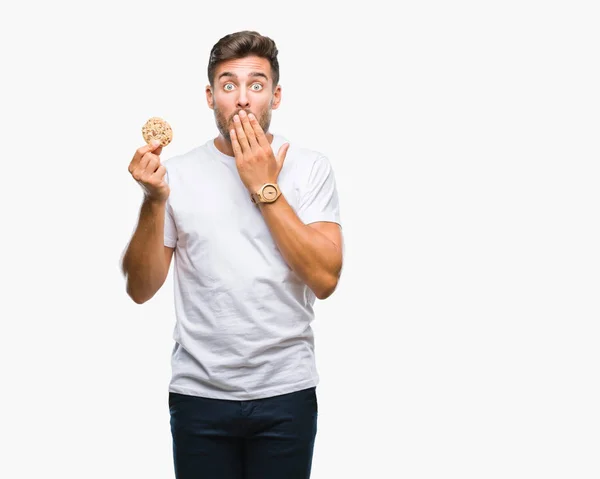 Jonge Knappe Man Eten Chocolade Chips Cookie Geïsoleerde Achtergrond Dekking — Stockfoto