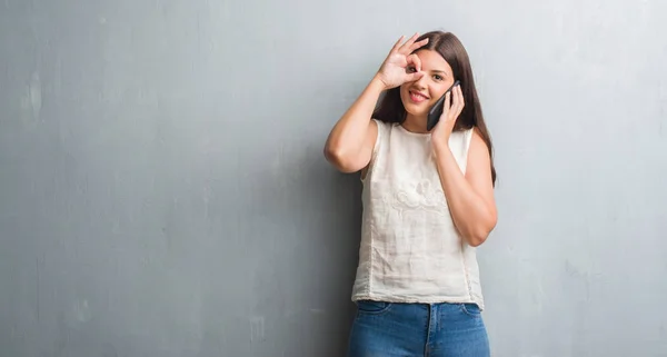 Jonge Brunette Vrouw Grunge Grijs Muur Praten Aan Telefoon Met — Stockfoto