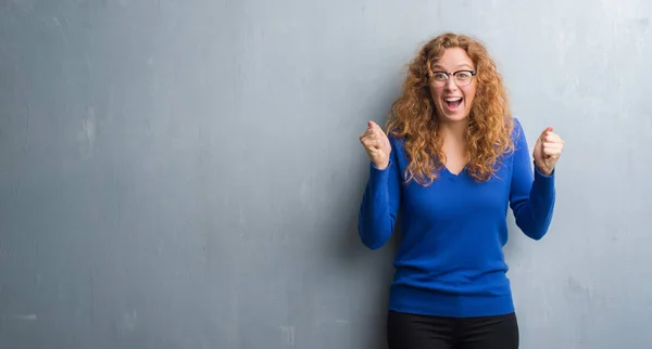 Jonge Roodharige Vrouw Grijs Grunge Muur Vieren Verrast Verbaasd Voor — Stockfoto