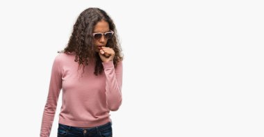 Güzel genç İspanyol kadın hasta ve soğuk veya bronşit için semptom olarak öksürük duygu güneş gözlüğü takıyor. Sağlık kavramı.