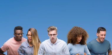 Grup mavi blackground mide üzerinde el ile üzerinden arkadaşıyla kompozisyonu çünkü hazımsızlık, ağrılı hastalık hasta hissediyor. Ağrısı kavramı.