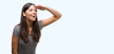 Genç güzel İspanyol kadın çok mutlu ve gülümseyen uzakta el ile üzerine kafa arıyorum. Arama kavramı.