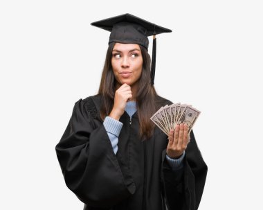 Düşünmeye soru, çok karışık fikir ciddi bir yüz dolar tutan genç İspanyol kadın giyiyor mezun üniforma