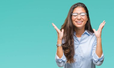 Arka plan deli kutluyor gözlük üzerinde giyen genç güzel Arap kadın izole ve crazy arms ile başarı için kaldırdı ve heyecanlı çığlık gözler kapalı. Kazanan kavramı