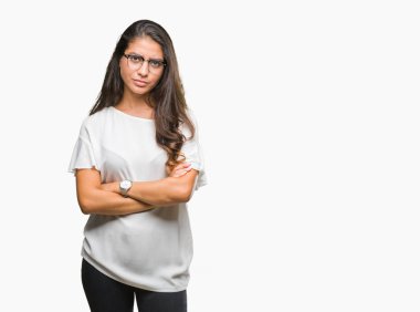 İzole arka plan şüpheci ve çapraz kolları olan yüzündeki gergin, onaylamayan ifade gözlüklü genç güzel Arap kadın. Negatif kişi.