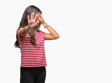 Genç güzel Arap kadın izole elleriyle gözlerini kapsayan arka plan ve stop jest ile acı ve korku ifadesi. Utandım ve negatif kavramı.