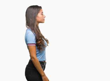 İzole arka tarafına, arayan genç güzel Arap kadın dinlenmek doğal yüz emin gülümseme ile pozuyla profili.