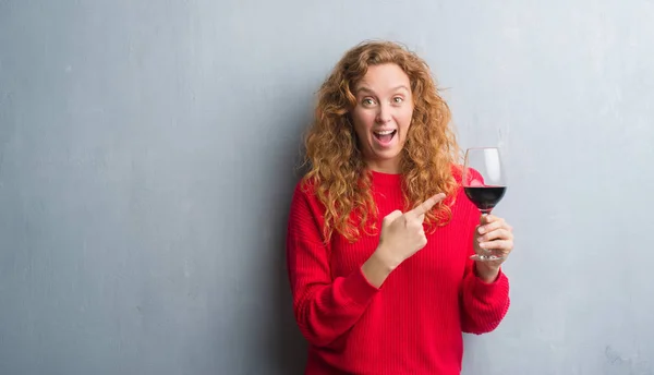 손가락으로 가리키는 와인의 유리를 마시는 — 스톡 사진