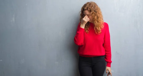 Junge Rothaarige Frau Über Der Grauen Grunge Wand Rotem Pullover — Stockfoto