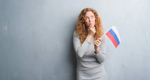 Gri Grunge Genç Kızıl Saçlı Kadın Duvar Holding Bayrak Rusya — Stok fotoğraf