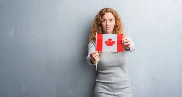 Jovem Ruiva Sobre Cinza Grunge Parede Segurando Bandeira Canadá Com — Fotografia de Stock