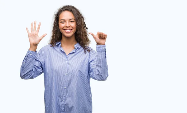 Молода Іспаномовна Бізнес Леді Показуючи Вказуючи Пальцями Номер Шість Посміхаючись — стокове фото