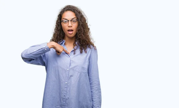 Bella Giovane Donna Ispanica Che Indossa Occhiali Con Faccia Sorpresa — Foto Stock