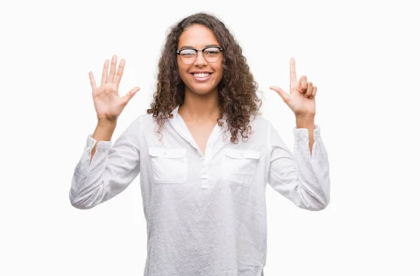 Mooie Jonge Spaanse Vrouw Tonen Met Vingers Omhoog Nummer Zeven — Stockfoto