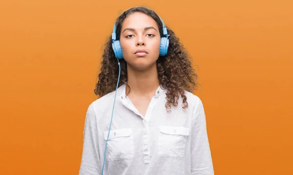 Jovem Hispânica Usando Fones Ouvido Com Uma Expressão Confiante Rosto — Fotografia de Stock