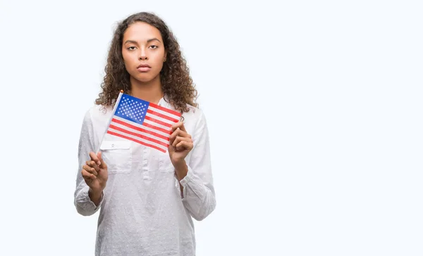Молодий Латиноамериканського Жінка Тримає Прапор Єднаних Маєтків Америки Виразом Впевнені — стокове фото